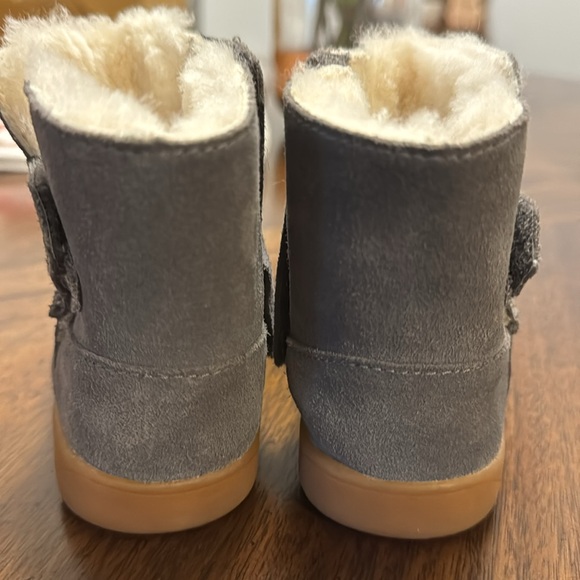 Baby UGGs booties - Picture 2 of 4